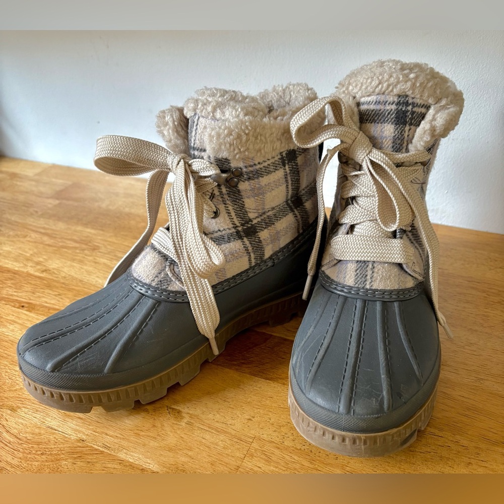 WOMANS OZARK TRAIL PLAID GRAY RUBBER ANKLE BOOTS SHERPA LINING SIZE 7
